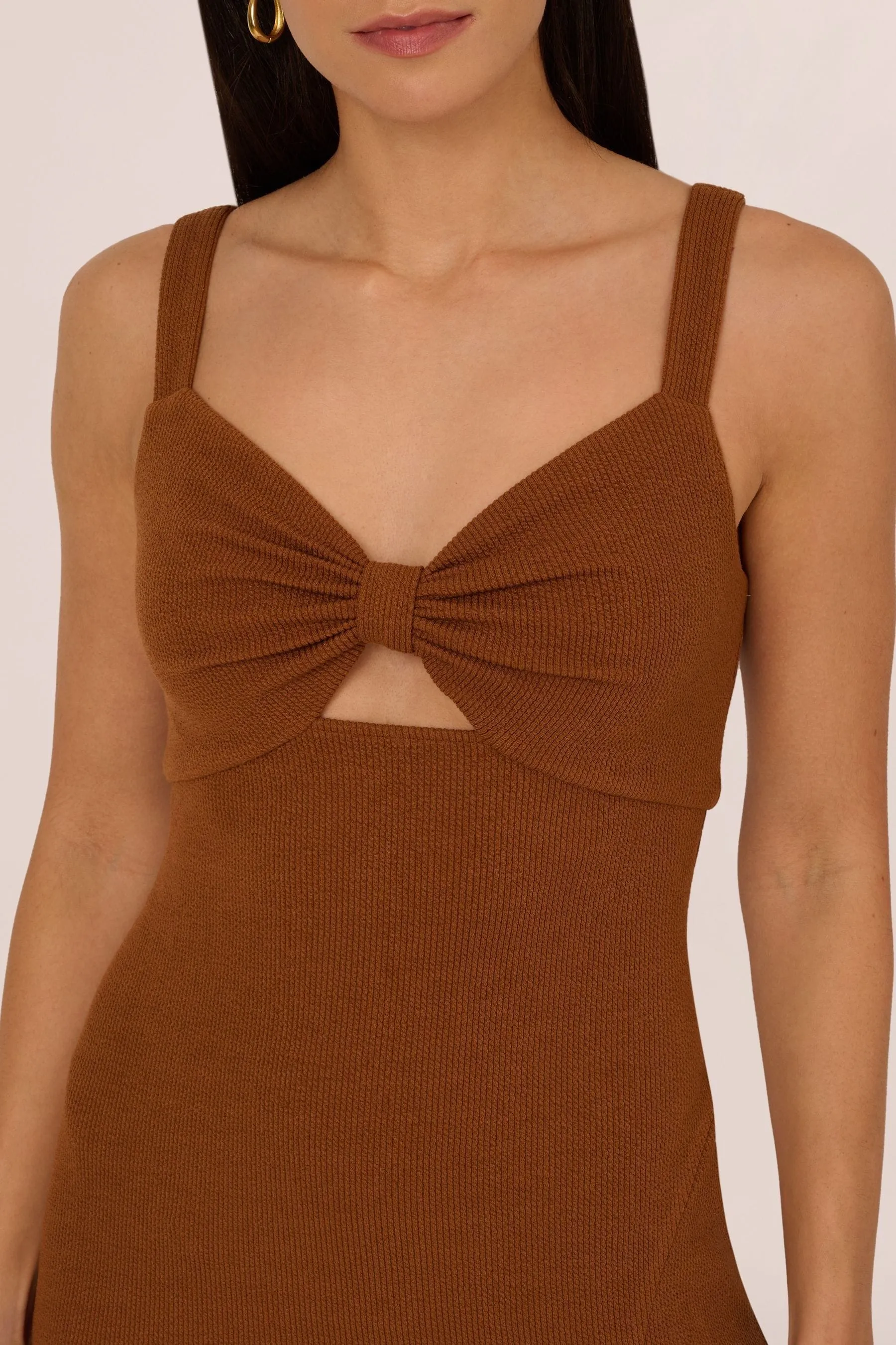 Adrianna Papell Marrone midi in maglia con frange - Abito