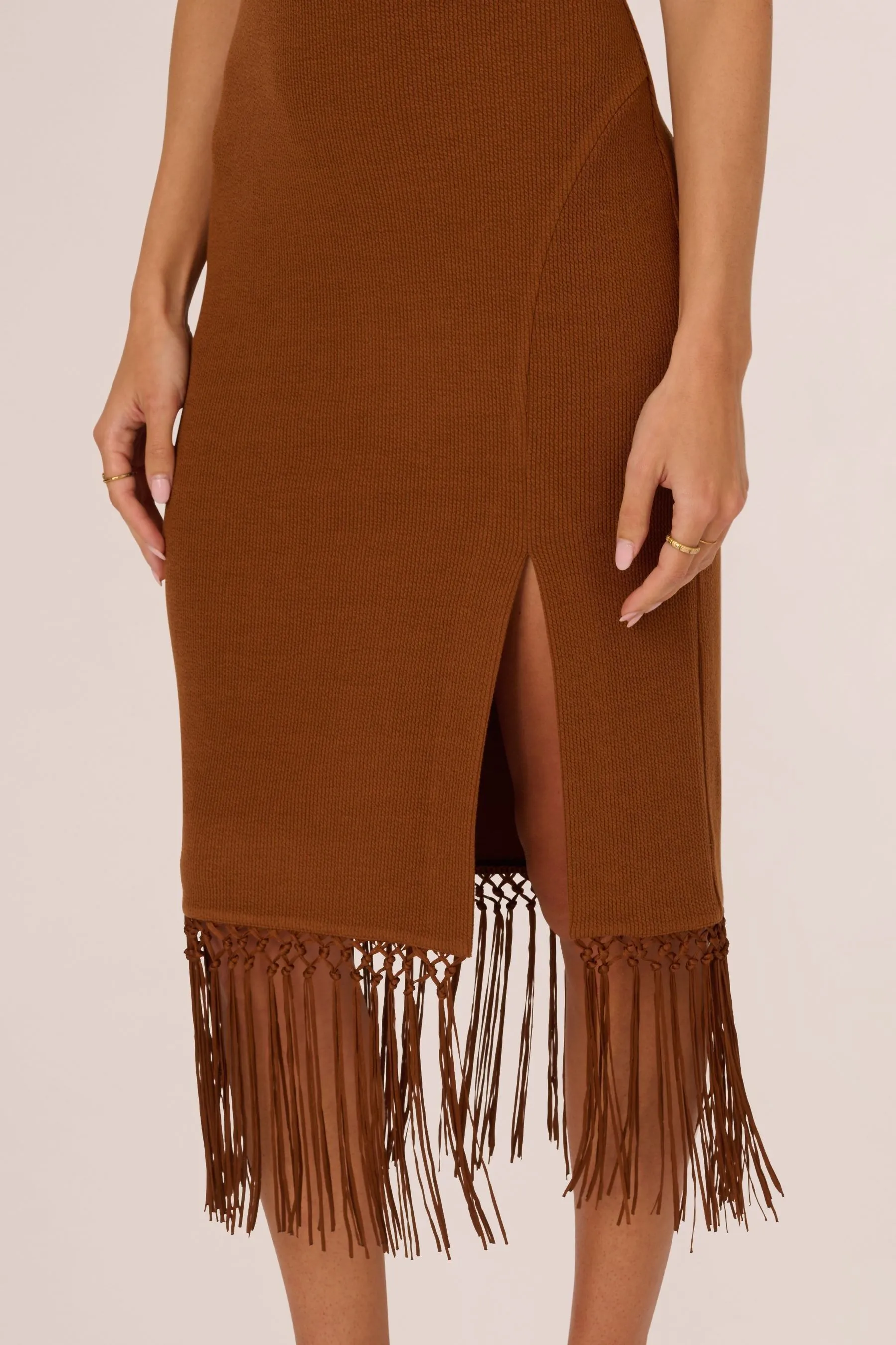 Adrianna Papell Marrone midi in maglia con frange - Abito