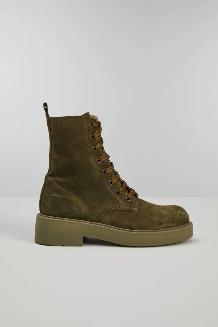 Anfibi in suede