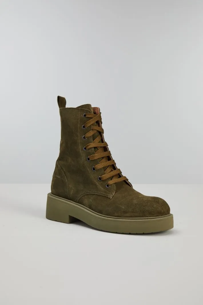 Anfibi in suede