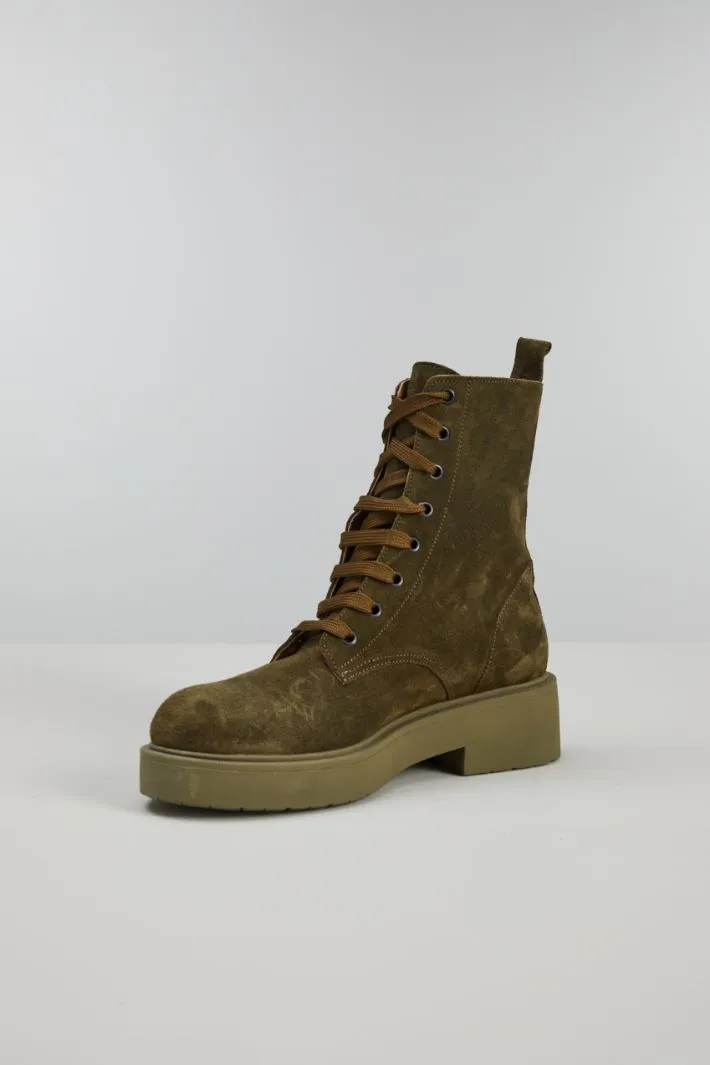 Anfibi in suede