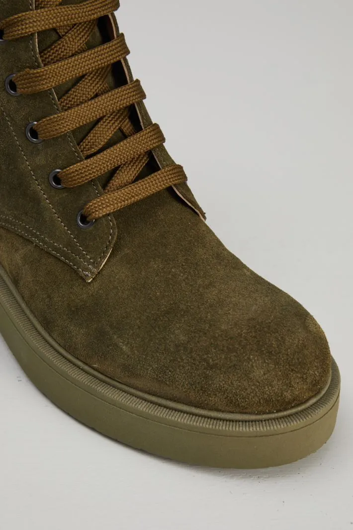 Anfibi in suede
