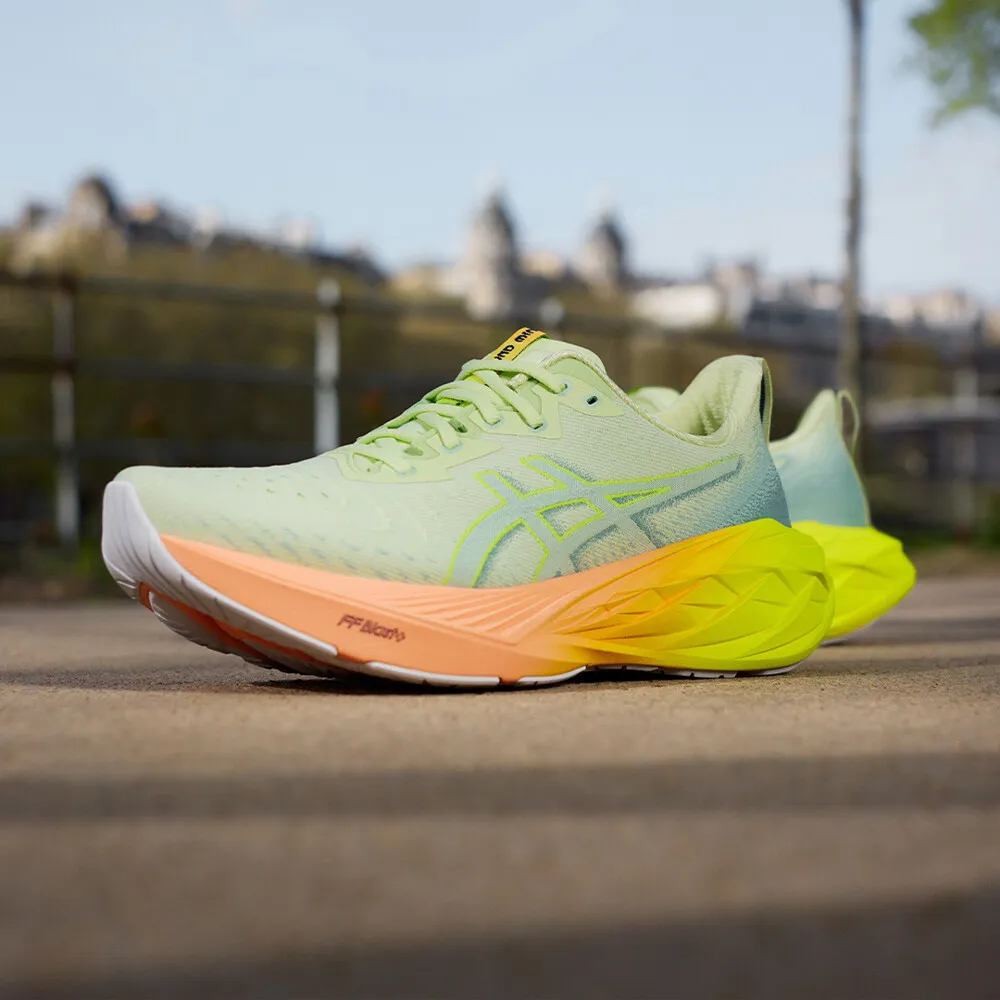 Asics Novablast 4 Paris per donna Scarpe da Running - AW24