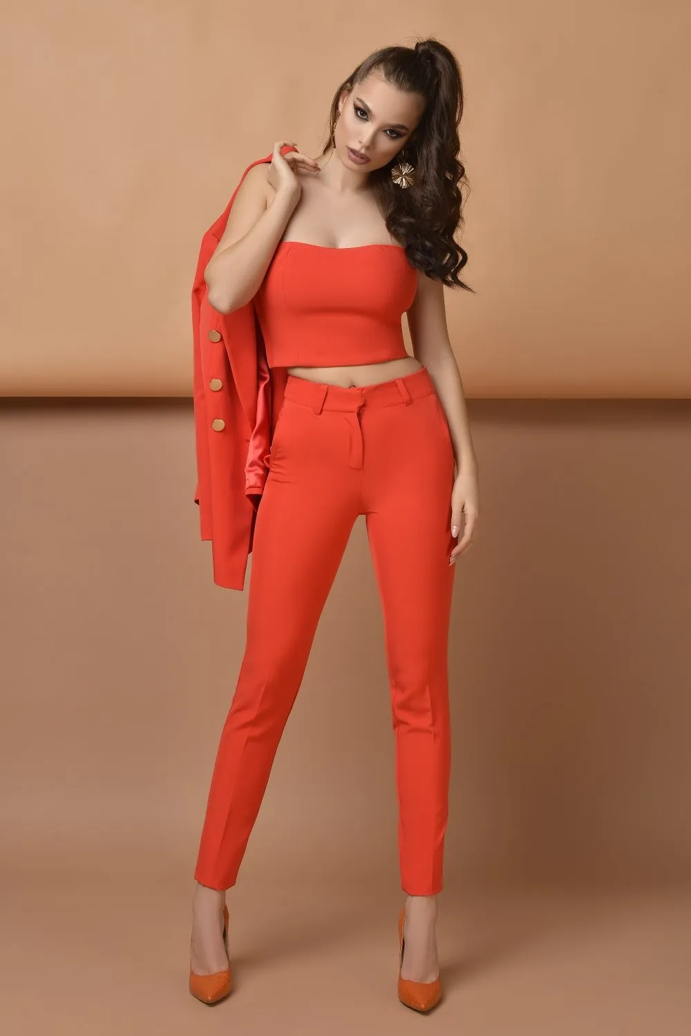 Completo tailleur rosso corallo Atmosphere modello doppio petto accessoriato con bottoni dorati