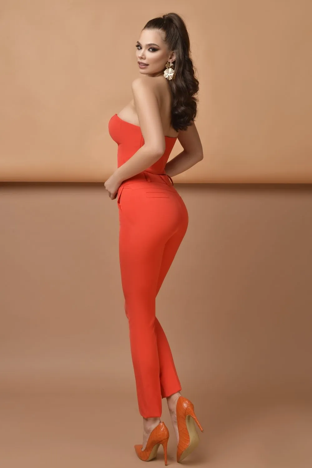 Completo tailleur rosso corallo Atmosphere modello doppio petto accessoriato con bottoni dorati