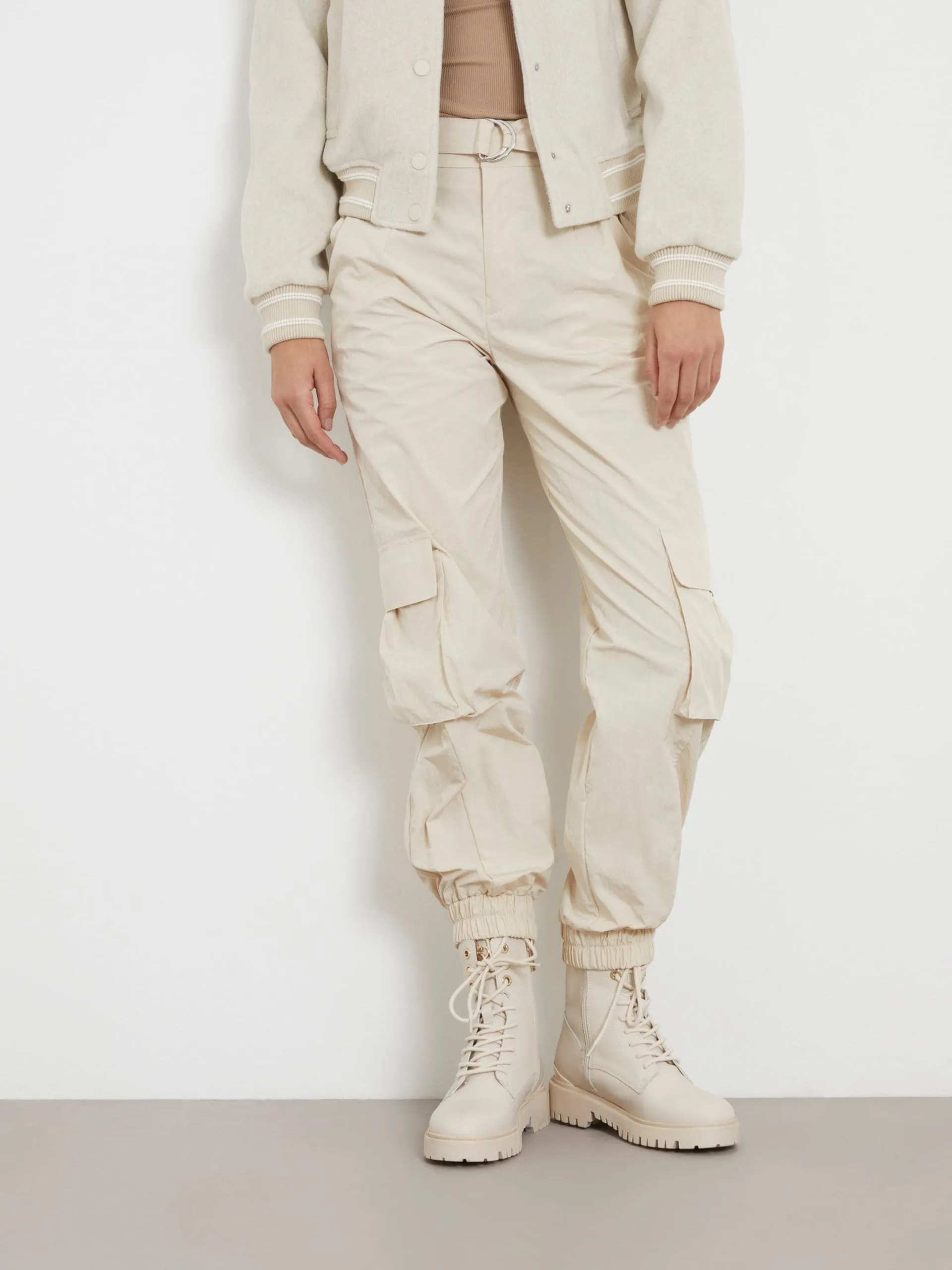 Guess - Pantaloni cargo a vita media crema