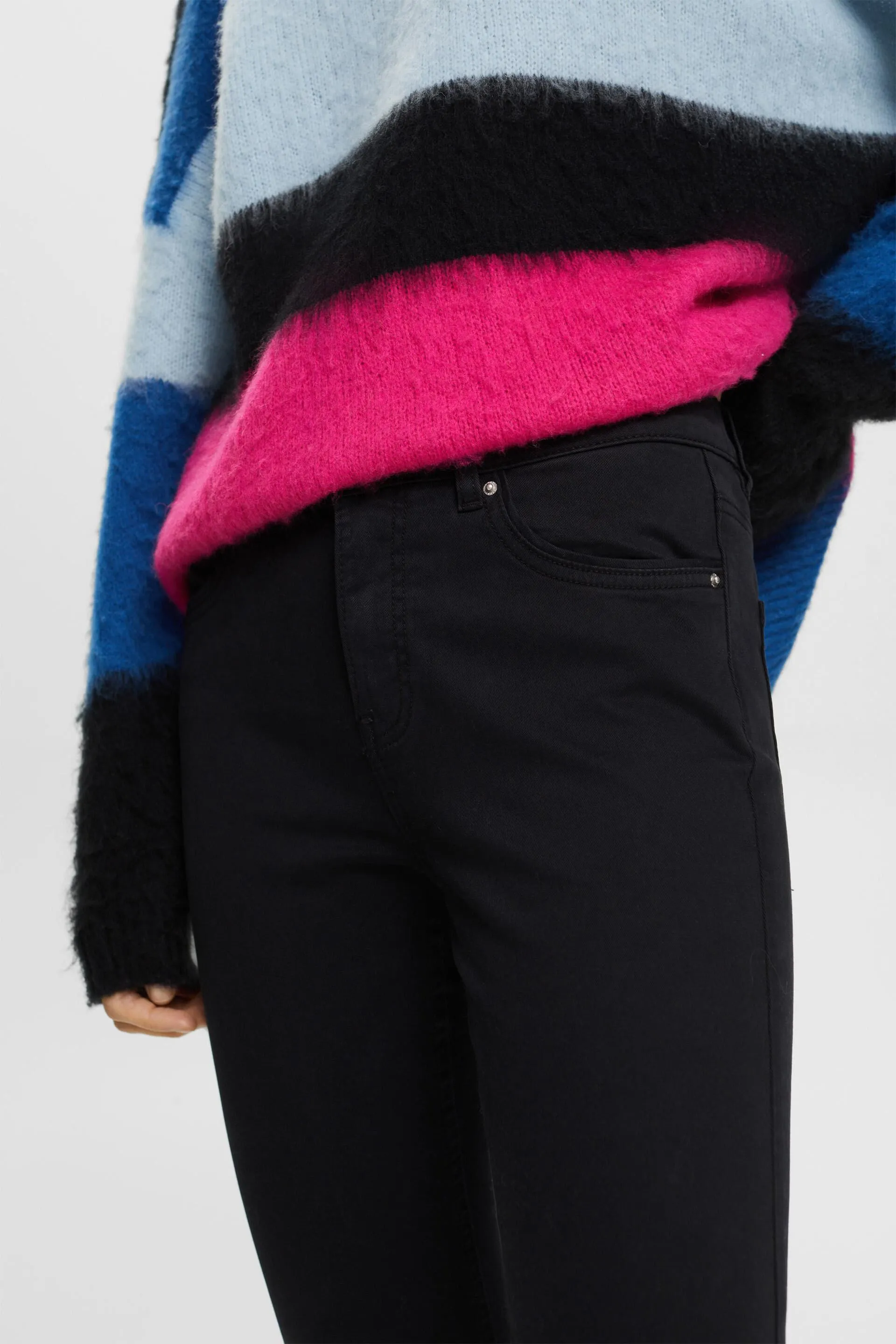 Pantaloni stretch a vita media cropped