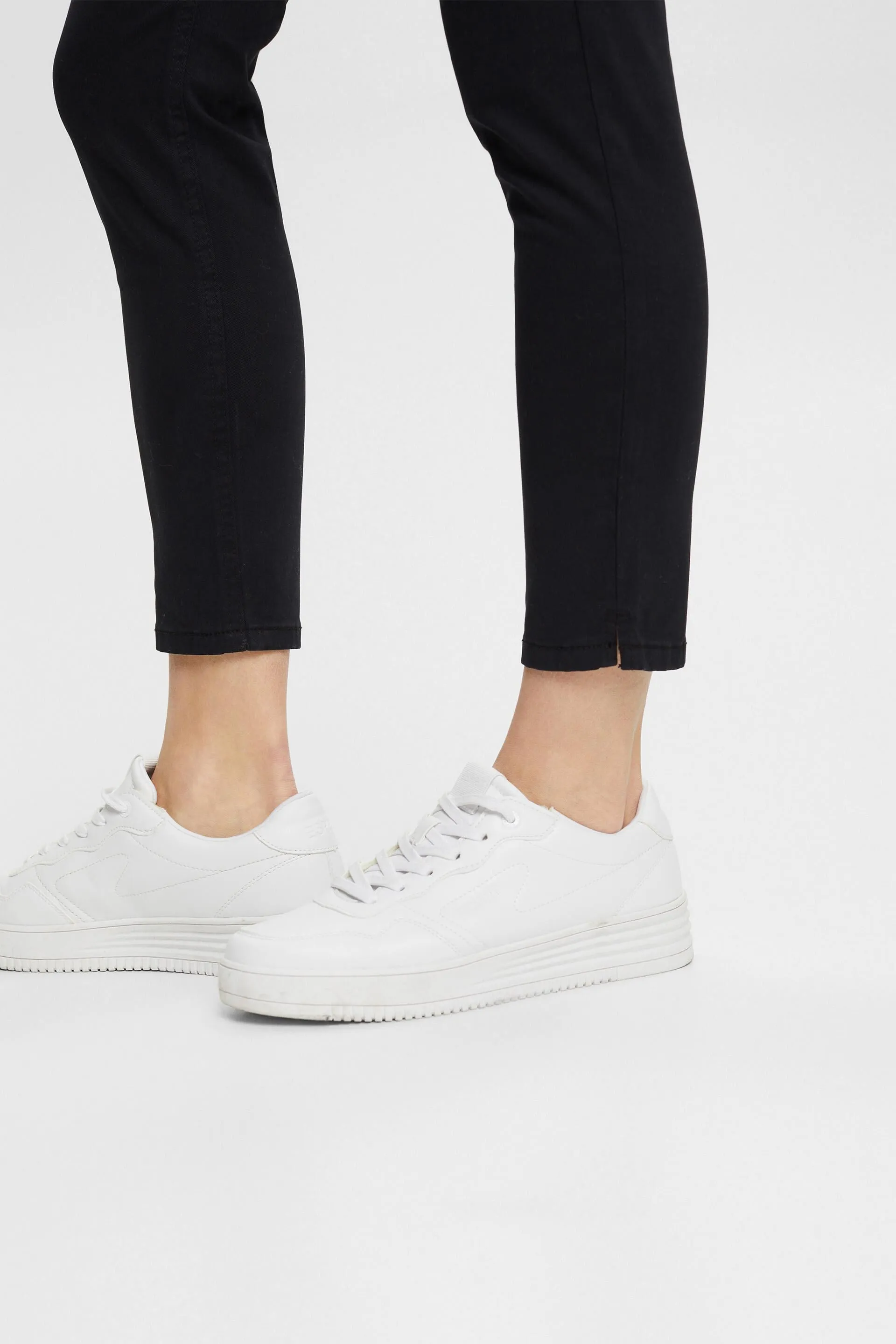 Pantaloni stretch a vita media cropped