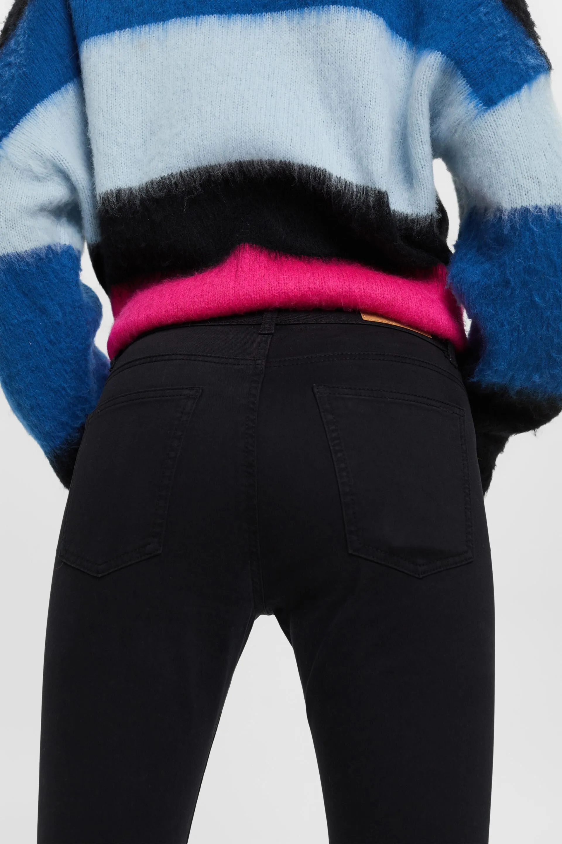 Pantaloni stretch a vita media cropped
