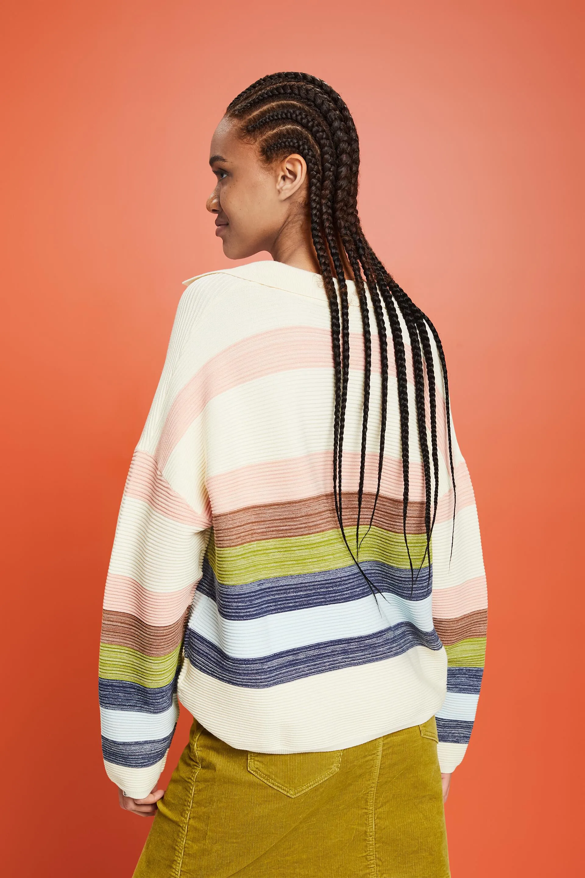 Pullover con scollo a V a righe stile polo