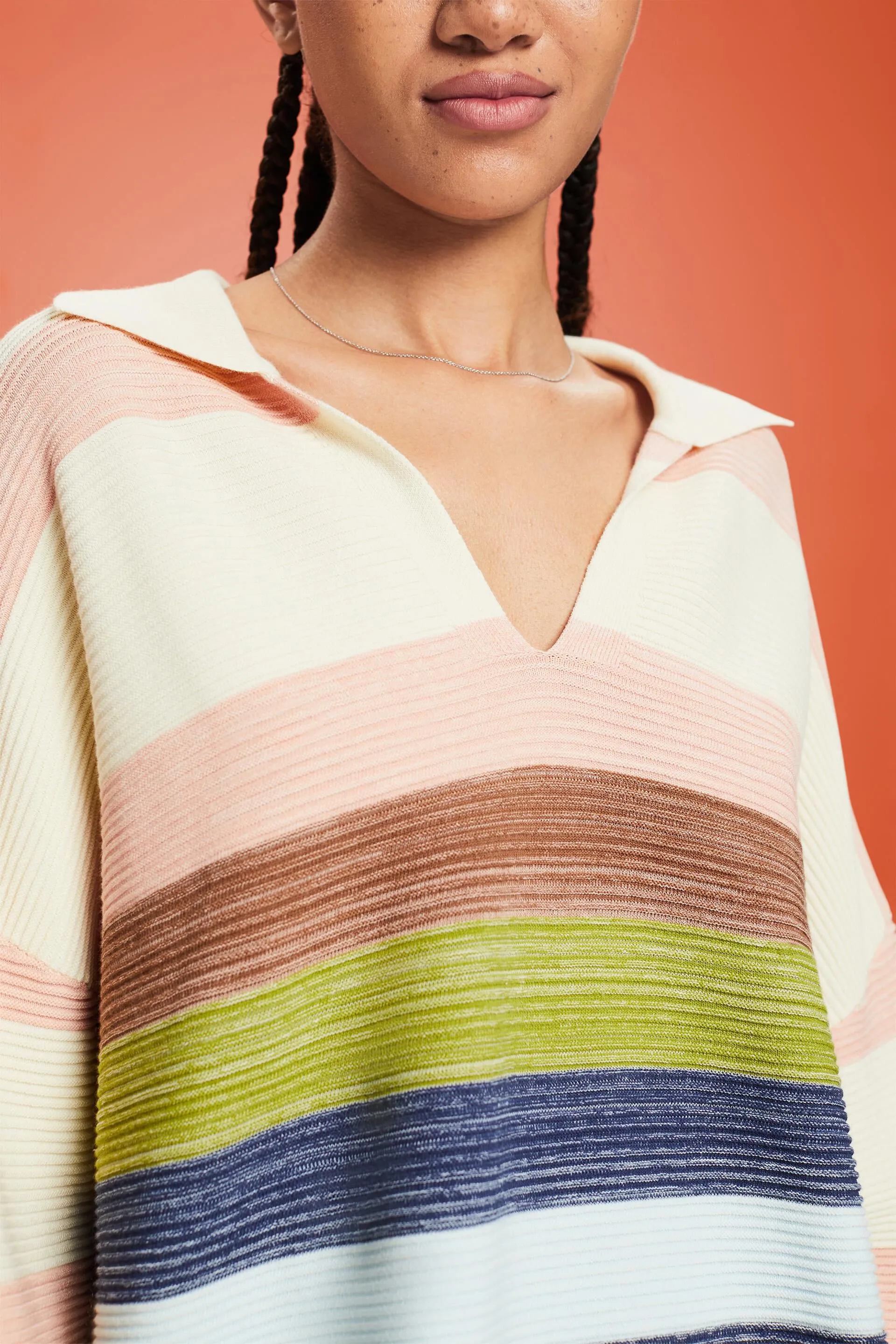 Pullover con scollo a V a righe stile polo