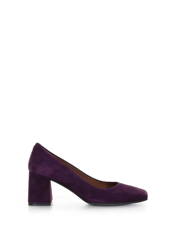 Round toe pump in suede