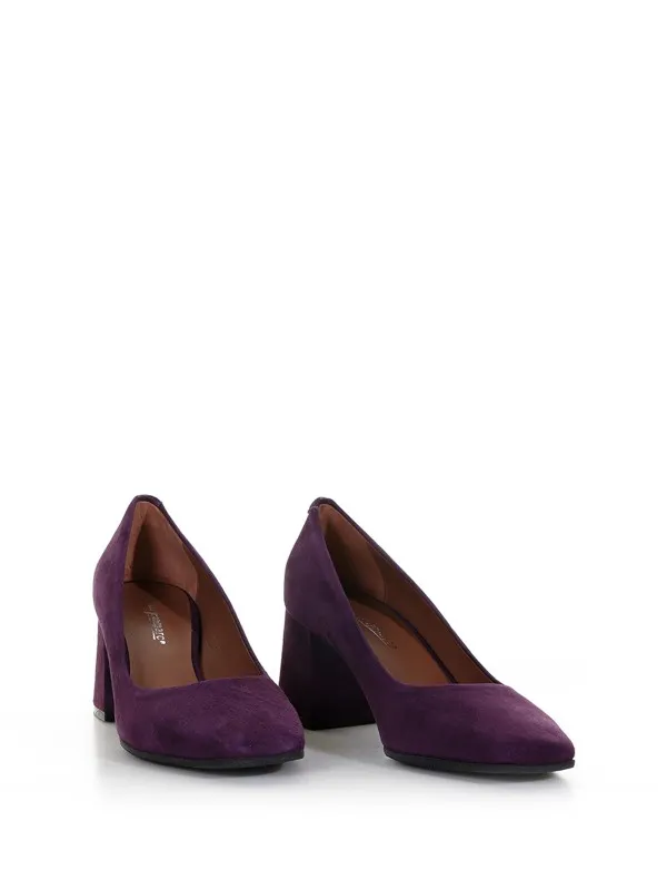Round toe pump in suede