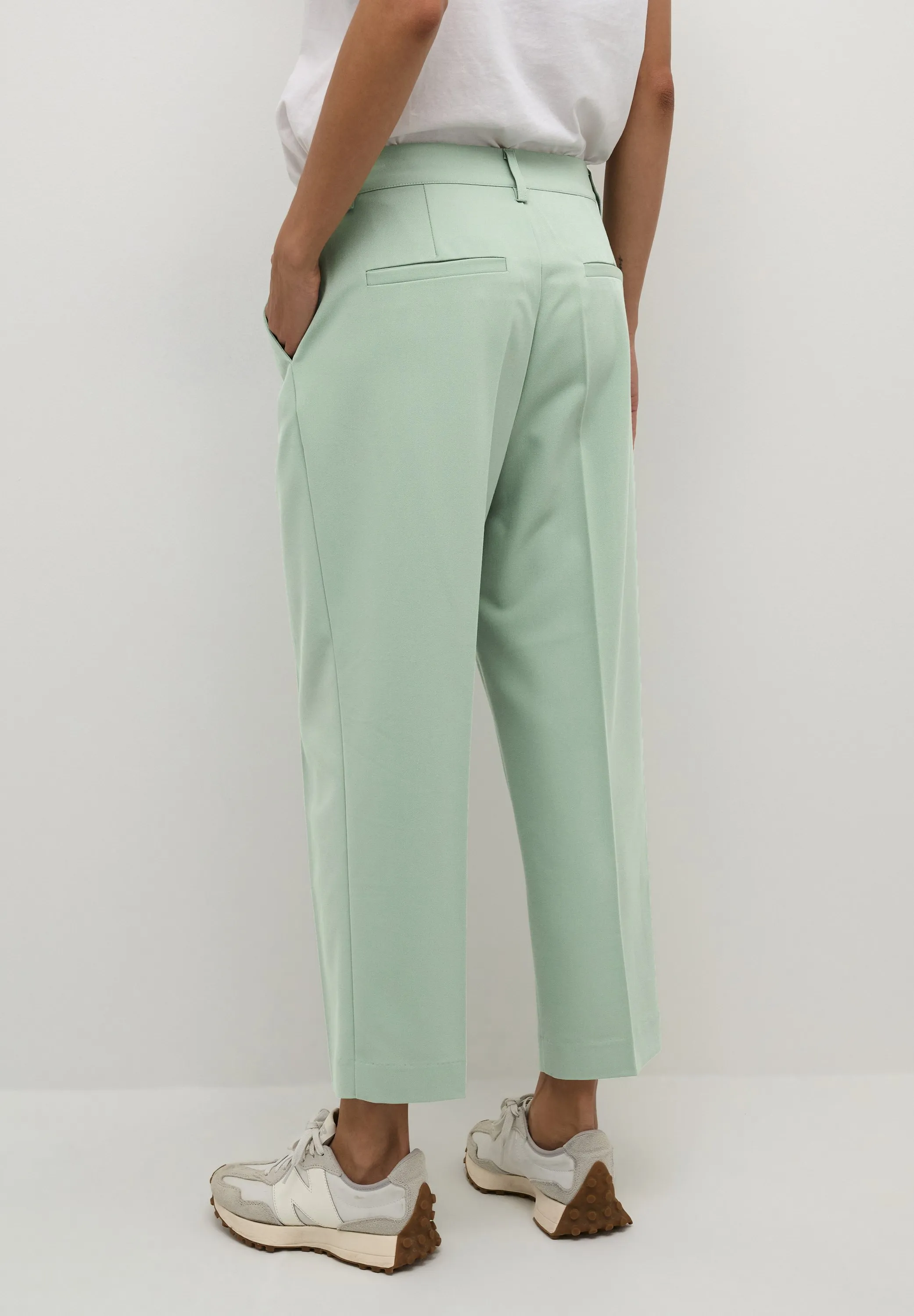 SAKURA CROPPED  - Chino