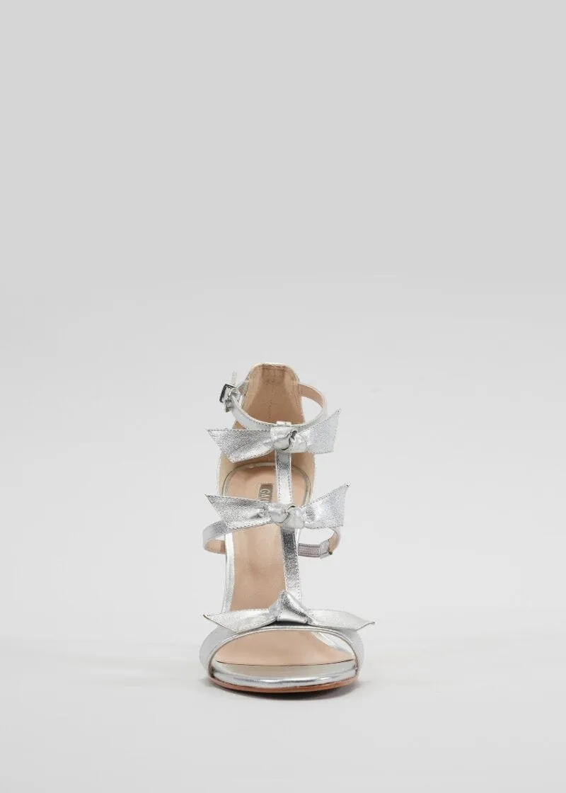 Sandali stiletto con fiocchetti
