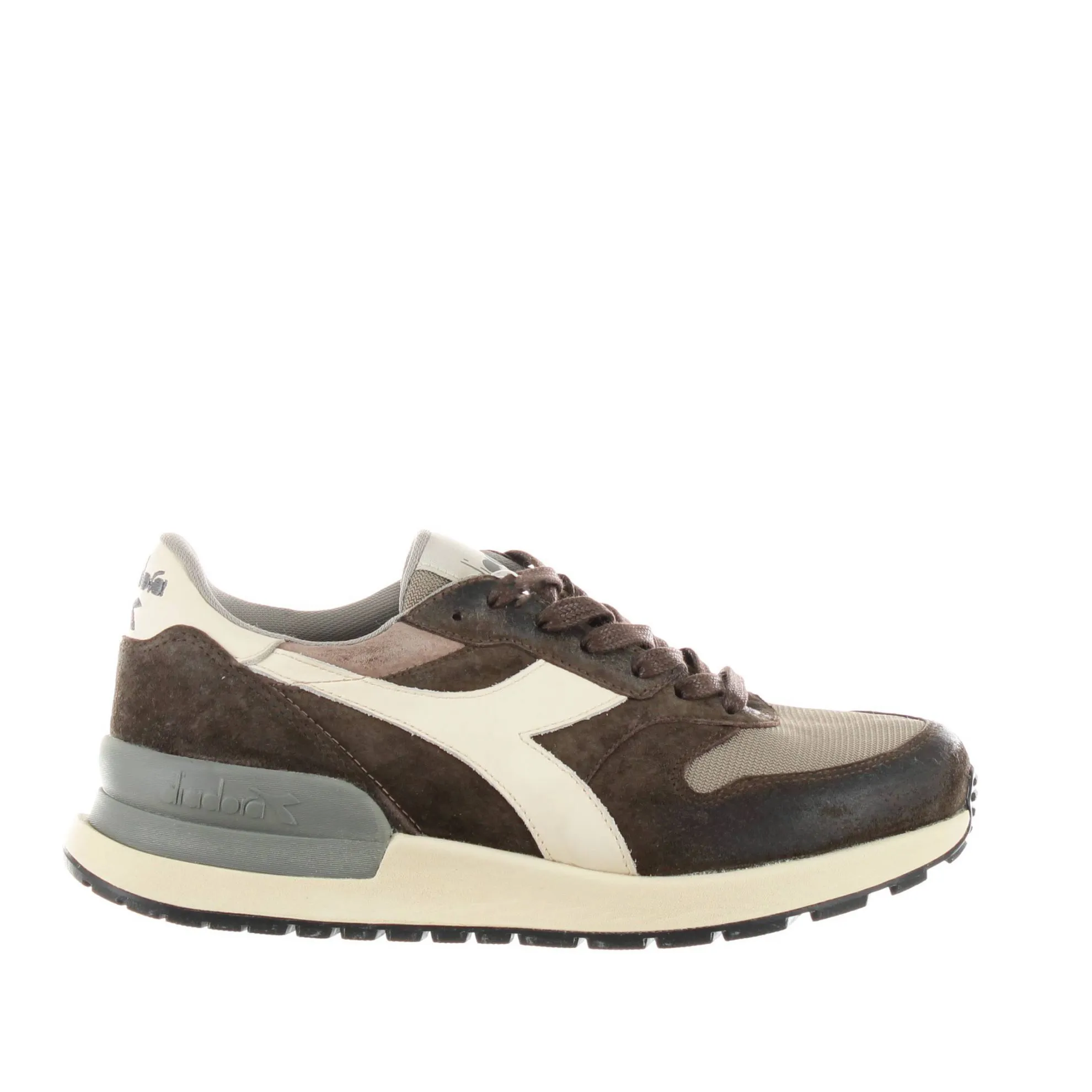 Sneaker conquest in suede