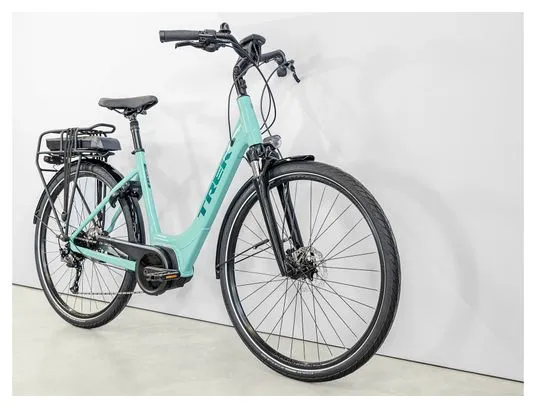 Trek Verve+ 2 Lowstep Shimano Acera/Altus 9V 300 Wh Sage Green 2023 Bicicletta elettrica da città