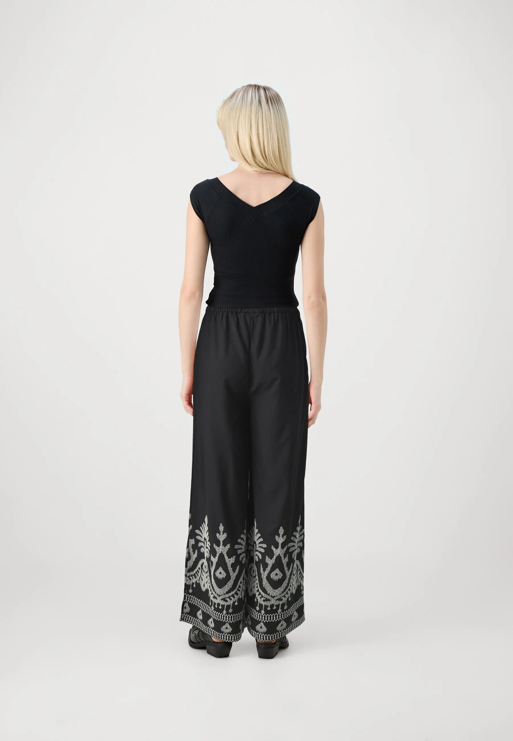 VIWINNIE ALETHEA CROPPED PANTS - Pantaloni